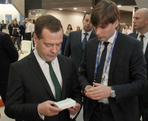 Д.А. Медведев осматривает абонентское оборудование спутниковой системы «Гонец»